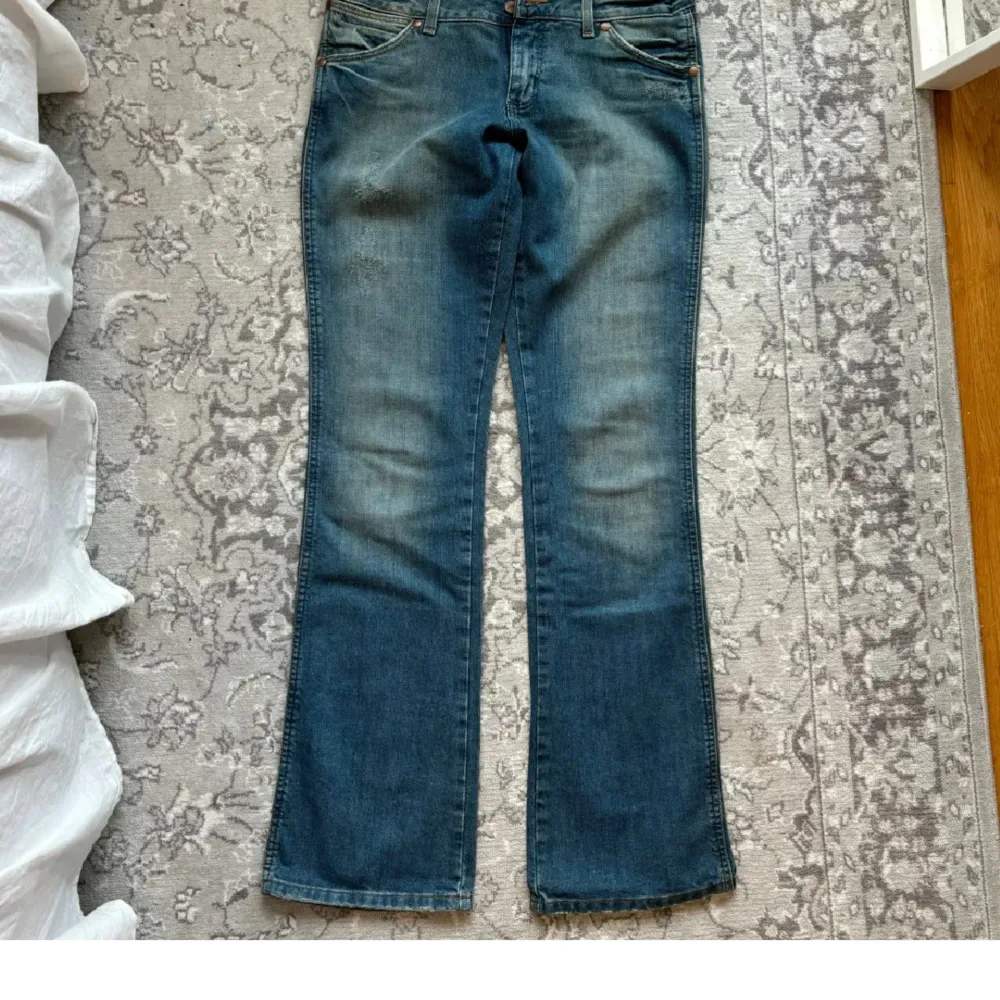 Bilderna är lånade!!!! Snygga blå bootcut jeans som jag säljer då de tyvärr inte passar. Jeansen är i modellen Megan från wrangler. Storlek W29 L34, hon på bilden är 172 💕. Farkut & Housut.