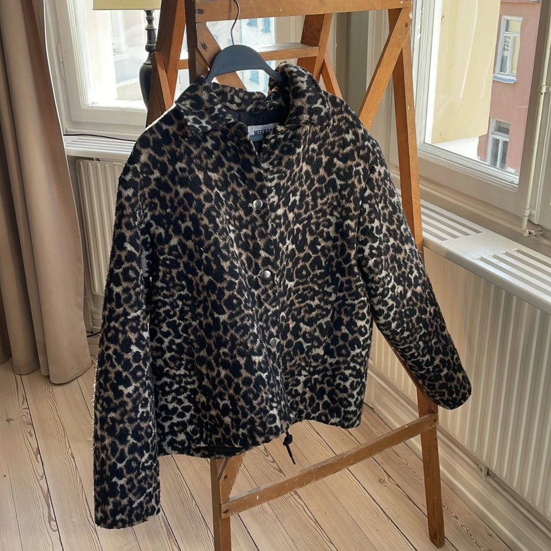 Leopardmönstrad jacka från Weekday.  - 1