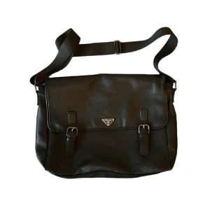 PRADA VÄSKA - Cond 8/10 , Inga äkthets bevis. Öppen för byte