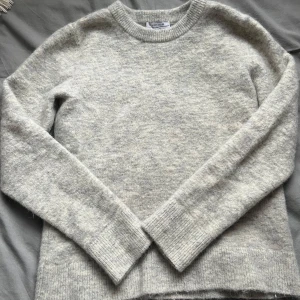 Grå stickad tröja från & Other Stories - Mysig grå stickad tröja från & Other Stories, säljer då jag inte tycker den passar mig och kommer då inte till användning. Inte alls använd mycket💓