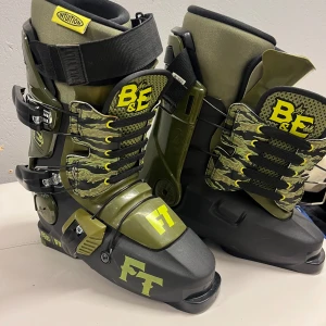 Full tilt pjäxor 26,5 ( Stl:41 ) Full Tilt B&E Pro Model ski boots – 2015 - Full Tilt B&E Pro Model ski boots – 2015  Henrik Harlaut & Phil Casabon pjäxor.  Använda ett test åk, så som nya. Dessa kan du inte gå miste om.   Stl:26,5 (41)
