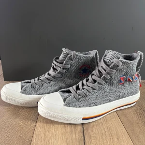 Lovvika converse stl:39,5  - Limited edition Lovvika converse från Sneakersnstuff.  Använd ett fåtal gånger. ( Nyskick ) 