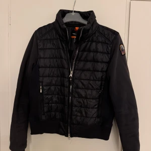 Parajumper jacka - Säljer för den används inte längre. Jättefin vår/höst jacka. Köpt från Parajumpers egna webbsida för 2500kr, kvitto finns (QR kod finns i jackan). Den har två fickor både ute och inne i jackan. Fler bilder finns❤️pris kan diskuteras! Storlek S
