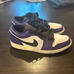 Jordan 1 Court purple - Säljer mina ursnygga Jordan 1 low i färgen court purple då de ej kommer till användning längre💗