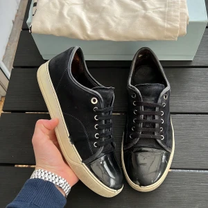 Lanvins - Säljer dessa schyssta lanvins i marinblå! Size uk 7 vilket motsvarar 41-42! Sjuuk steal på dessa just nu! Skick 7,5/10. Stor dustbag ingår! Hör av dig vid minsts fundering!✌️