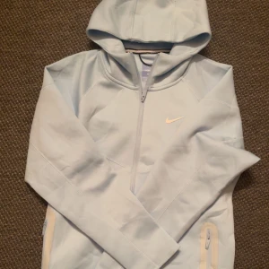 NIKE TECH NOCTA FLEECE HOODIE SKY BLUE KVITTO! - DEN ABSOLUT SKÖNASTE hoodien jag har ägt! Tyvärr är inte ljusblå min färg men denna är endast använd 3 gånger och jag ska istället köpa en annan färg! Kom och Köp‼️ födelsedagspresent som ej behövs längre 