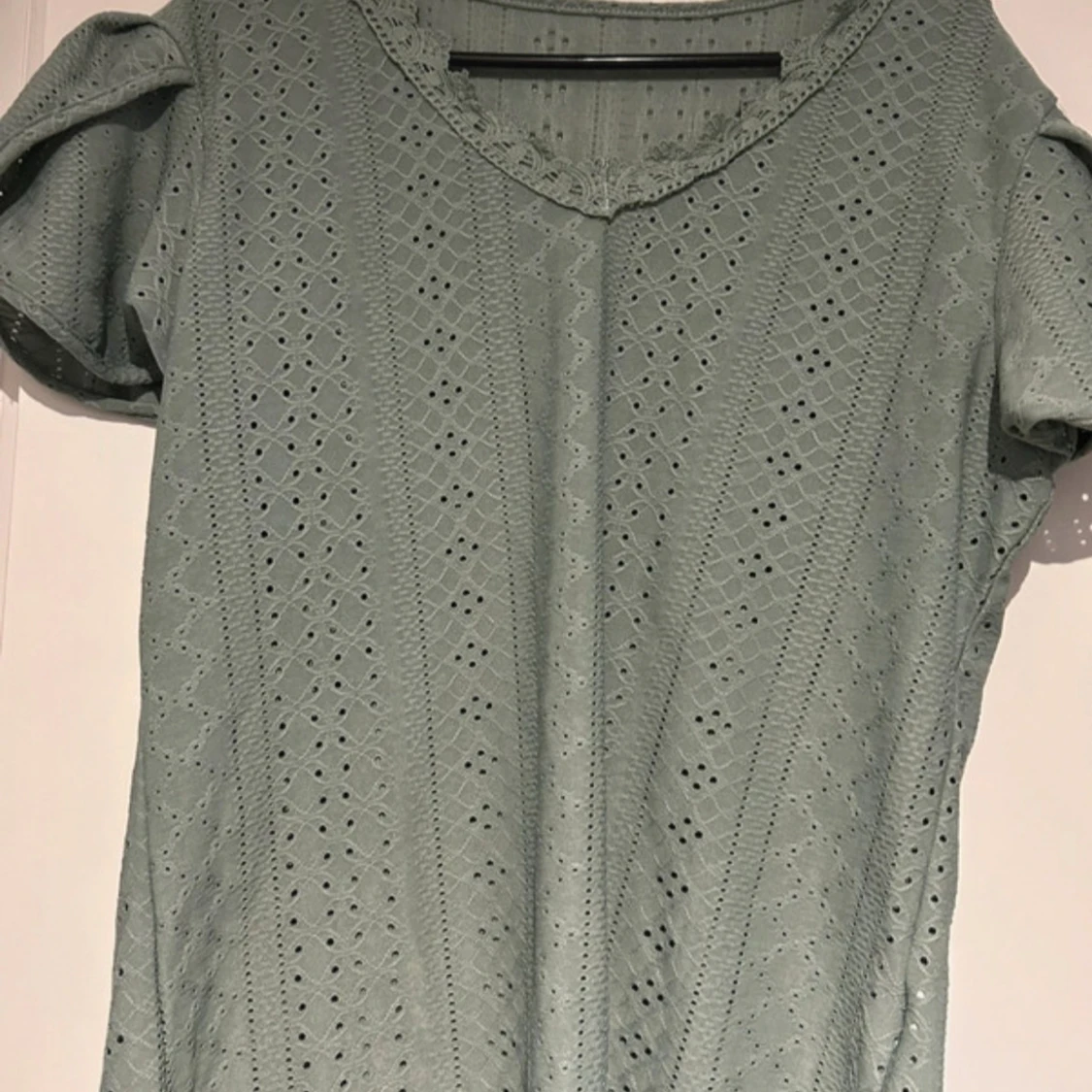 Grön blus med spetsdetaljer