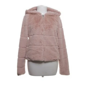 Rosa teddyjacka med huva - Rosa teddyjacka med huva och dragkedja framtill. Skriv vid frågor 🤍