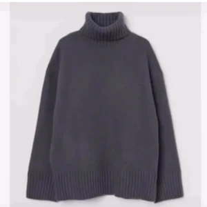 Grå stickad polotröja - Säljer en mysig grå stickad polotröja med ribbade detaljer vid krage, ärmslut och nederkant. Perfekt för kyliga dagar och ger en stilren look. Tröjan har långa ärmar och en hög polokrage som håller dig varm.