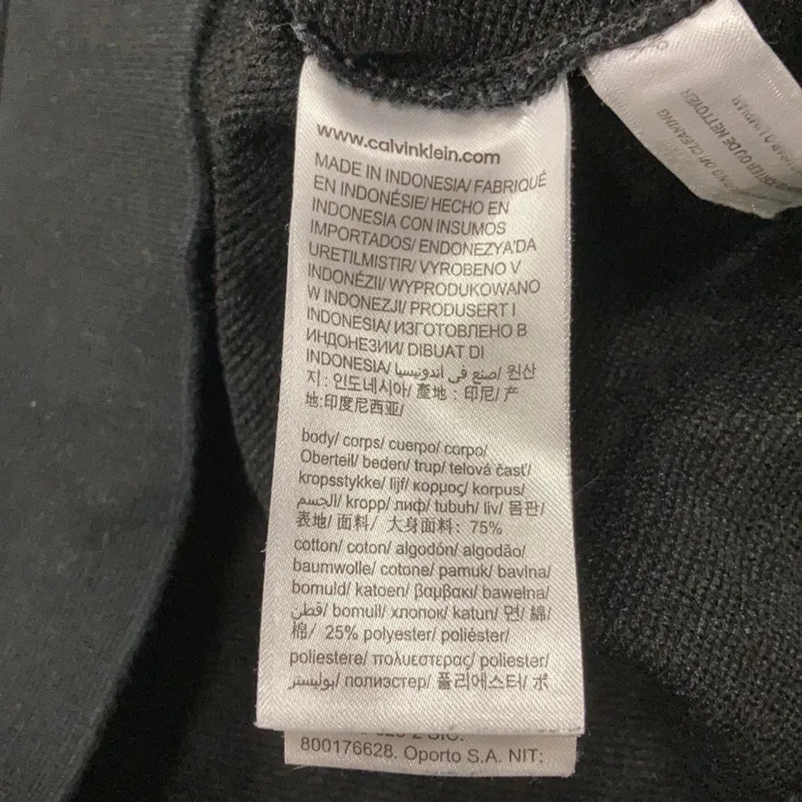 Svart hoodie från Calvin Klein - 4