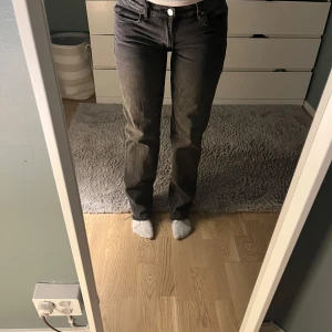 Svarta jeans - Jättefina svarta/mörkgråa jeans från A-brand, dom är knappt använda och i storlek 29 men jag har sytt om dem så de passar mig som har ungefär 36💗ny pris 1000kr