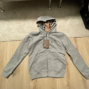 Burberry zip - Helt ny skick 