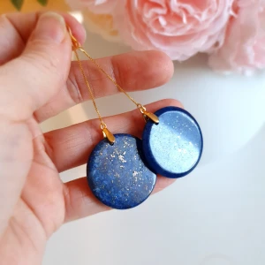 Lapiz Lazuli Örhängen 18k över sterling silver. Runda - Perfekt som present, julklapp eller gåva till dig själv! - Runda 30mm - 18k guld över 925 Sterling Silver (Allergivänlig). - ca 7,5cm långa  En magisk känsla att bära, så unik & helt perfekt till festen!  Lycka till! Jenny Jahn - Healing & Kristallmycken 