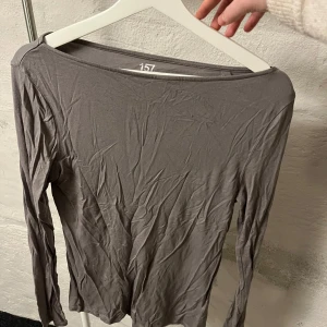 Långärmad topp - Säljer en stilren grå långärmad topp från 157. Enkel och bekväm design som passar till det mesta. 