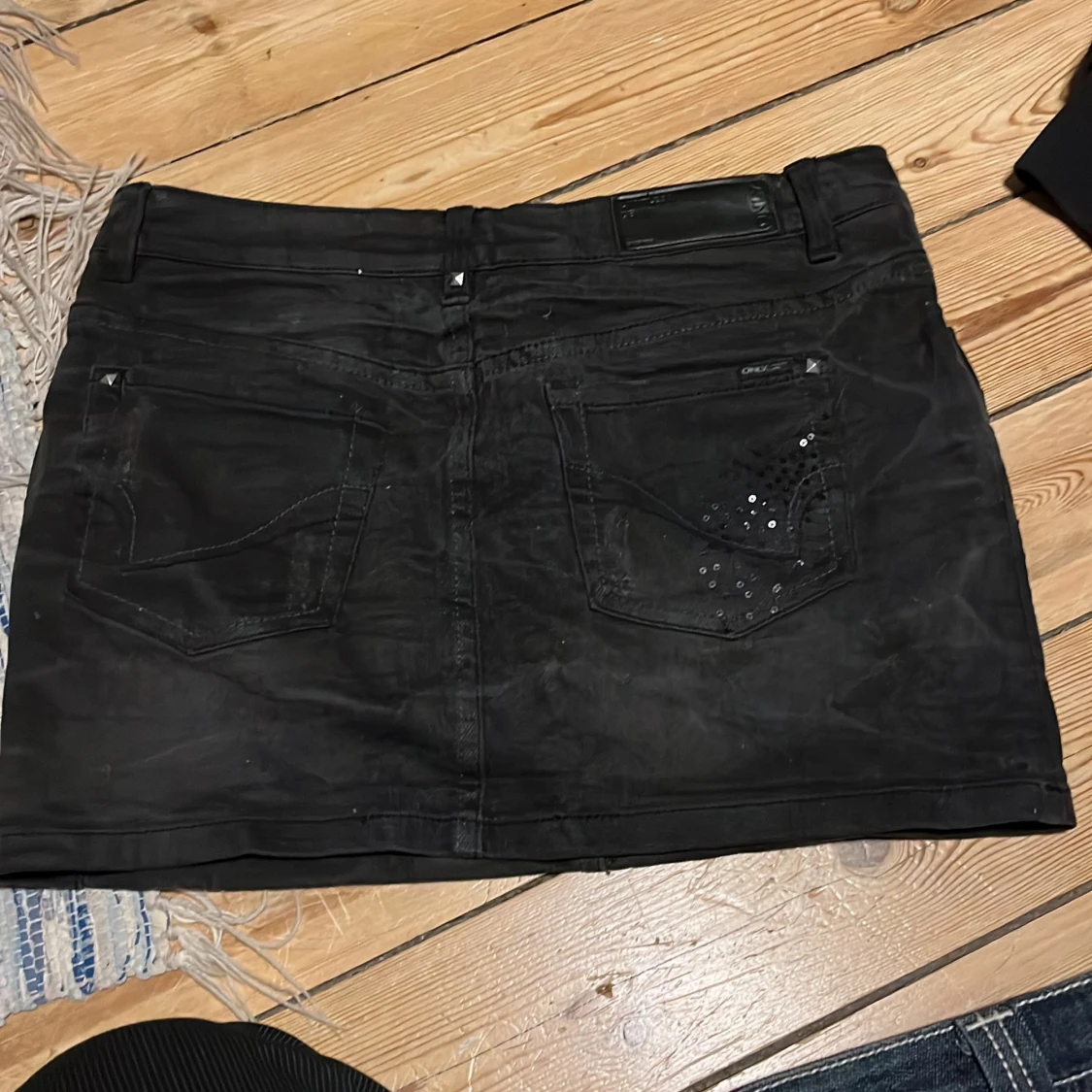 Svart minikjol med paljetter - 1