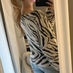 Zebra tröja - Säljer denna stickade tröja i zebra mönster!! Storlek framgår ej, uppskattar s