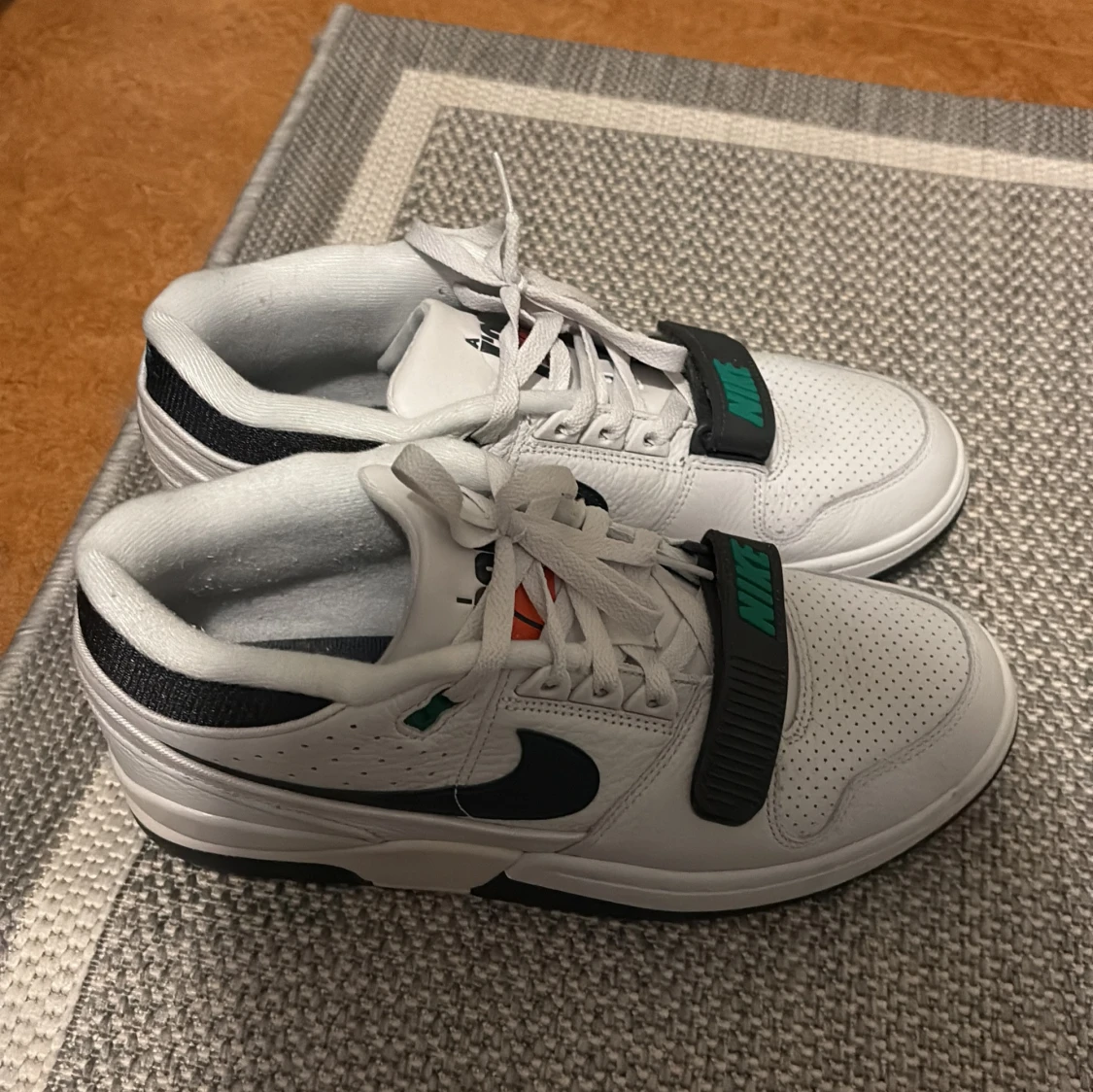 Nike Air sneakers i vitt och svart