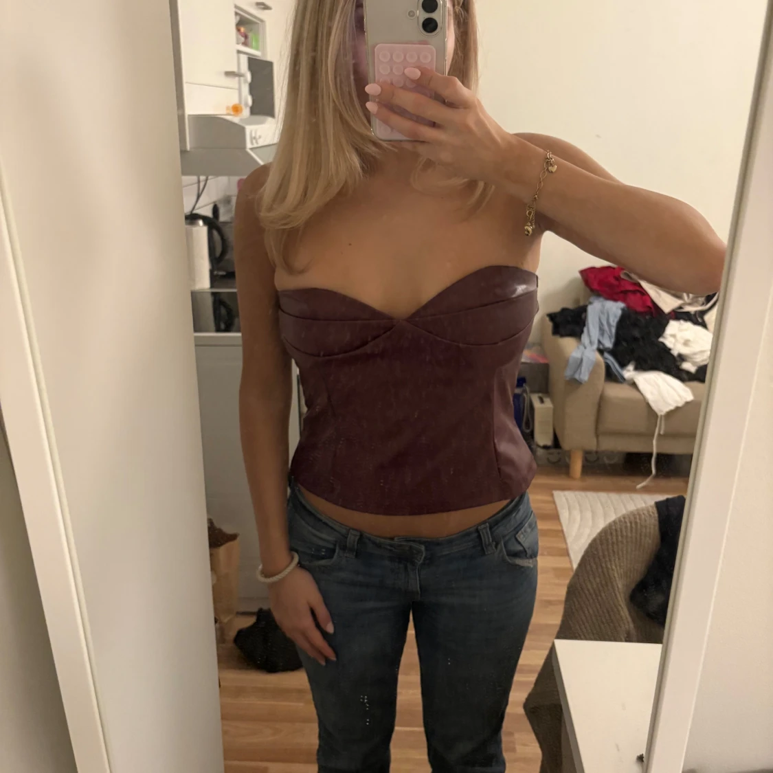 Vinröd korsett i syntetmaterial