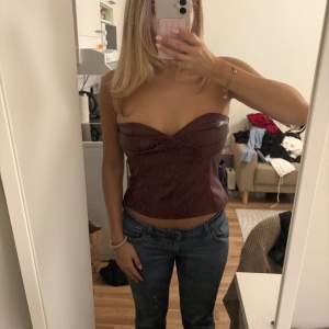 Snygg vinröd korsett i syntetmaterial med en bandeau design. Sitter som en S-M. Perfekt för en utgång eller till vardagen 💘💘💘💘