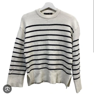 Randig tröja  - Säljer denna tröja från lager 157!! Inget fel på den och är knappt använd. Köpt för cirka 1 månad sen och har använt den få gånger!! 