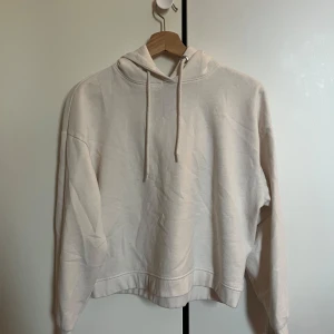 Vit hoodie  - vit hoodie från 157 i storlek XS.