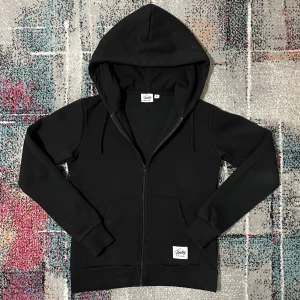 Andy by frank Zip hoodie - Säljer min svarta Andy by frank Zip hoodiem för endast 100kr den är i mycket bra skick och priset går alltid att diskutera ,skriv till