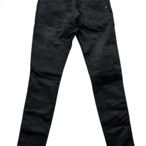 Svarta jeansbyxor från Replay - Snygga svarta jeansbyxor från Replay i modellen Anbass. De har en slim passform och klassisk femficksdesign med dragkedja och knapp. Perfekta för en stilren look.