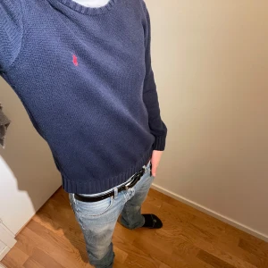 Mörkblå tröja från Polo Ralph Lauren - Säljer en stilren mörkblå tröja från Polo Ralph Lauren. Bra skick utan defekter. Modellen är 180 cm 70 kg