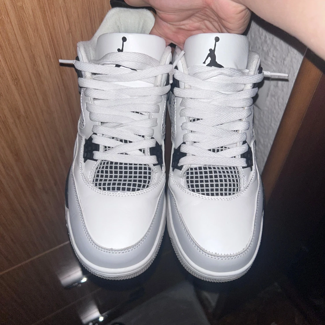 Vita och svarta sneakers - 1