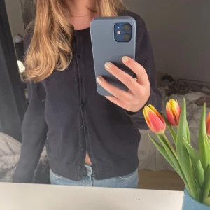 superfin marinblå kofta - superfin. är använd men i bra skick🥰 storlek m men passar s mer🥰