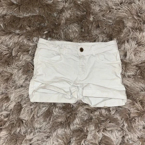 Lågmidjade vita shorts från H&M - Säljer ett par lågmidjade vita shorts, som man även kan ha som högmidjade!! Har använt 2 gånger, då de inte är i min stil. De är i storlek 146 men passar mig som har 152-158, passar perfekt som mini shorts💋Köpte för 400kr men säljer för 150-250kr💞Priset kan diskuteras🥂💗💗Säg till om ni vill se hur de ser ut på