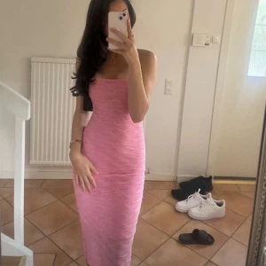 Rosa tubklänning - Snygg rosa tubklänning med tunna glittertrådar från Ginatricot! Endast använd en gång ☺️ klänningen slutar under knäna. Skriv privat för flera bilder. Priset går att diskutera vid snabbaffär. 