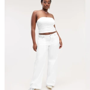 Vita jeans  - Populära och jättesnygga jeans från monki. Storlek 28/34 och de är slutsålda på hemsidan. Säljer då de var för långa på mig. (Bilden jag tagit själv är längd 32), skulle säga att 34 passar 170+. Endast provade, annars helt oanvända! 