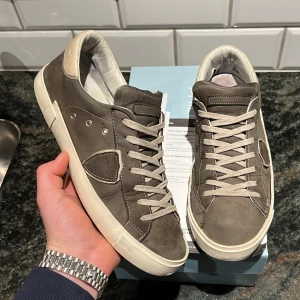 Philippe model - Säljer dessa sjukt feta philippe models perfekt nu till sommaren! Riktigt feta. Size 41-42! Skick 8/10! Box kort o papper ingår! Hör av dig vid minsta fundering ✌️