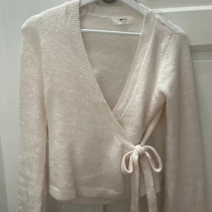 omlottkofta - Mysig vit omlottkofta från Gina Tricot med knytning i sidan. Använd 2 gånger. 