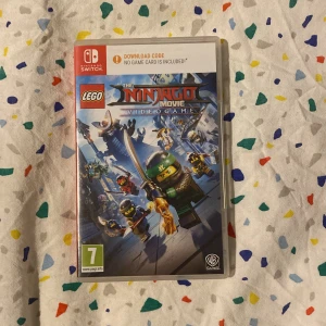 LEGO Ninjago Movie Video Game för Nintendo Switch - Säljer LEGO Ninjago Movie Video Game för Nintendo Switch. Spelet är ett actionfyllt äventyr där du kan spela som dina favoritkaraktärer från Ninjago-filmen. Observera att detta är en nedladdningskod och ingen spelkassett ingår. Perfekt för LEGO-fans!