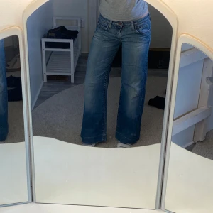 Blå bootcut jeans - Snygga blå bootcut jeans med en klassisk femficksdesign. De har en lätt tvättad och vid modell  med medel hög midja. Ursprungligen från hm men en gammal modell. Tidigare köpta på second hand. Mått: Ca 38cm rakt över midjan. Ca 67cm innerbensläng. Ca 90 cm ytterbenslängd. Hör gärna av dig om funderingar uppstår eller om fler bilder/ mått behövs o.s.v