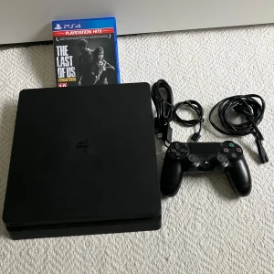 Playstation - - Playstation 4 Konsoll - Hdmi kabel - Laddkabel - Elkabel - Kontroll - The Last of Us Remastered Säljer mitt ps4 pga att jag har köpt ett ps5, den är väl använd, kan behöva ny kylpasta. Inga problem med den annars och funkar som den ska!