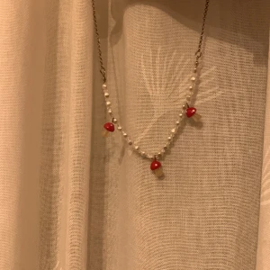 Halsband med svampar🍄 - Ett jätte sött halsband med svampar på som ja köpte för ganska länge sen, säljer pga det inte riktigt är min stil längre. Kedjan är lite rostig men det är inget man märker när man har på sig de.💕