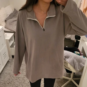 Grå tröja - Mysig grå tröja som är varm och har en fungerbar dragkedja!🩷 Lite lång i längden men det gör den extra mysig! Tyvärr ingen tagg, hur man tvättar den eller någon storlek. Jag tycker den är L🩷