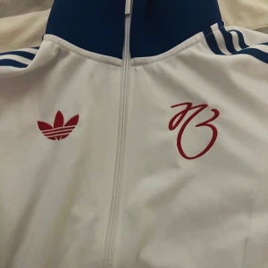 Jude Bellingham Adidas Sweatshirt  - Säljer denna snygga Adidas originals Sweatshirt då den är för liten för mig, använd en gång. Den är i nyskick! Pris kan diskuteras 
