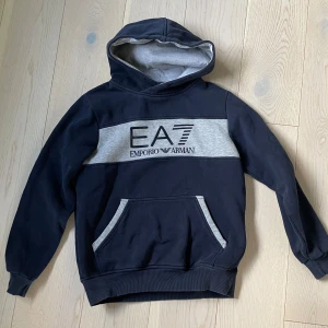 Emporio Armani hoodie - Säljer min skjysta hoodie från Armani      Storleken är S och passar dig runt 175cm lång.                                                   