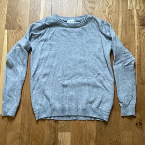 Grå tröja  - En snygg grå tröja som endags är använd ett fåtal gånger 