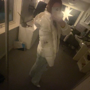 Moncler 70th anniversary  - Jackan är perfekt nu i vinter och början av våren! Priset går att sänka vid snabb affär, jackan är fräsch och perfekt för en lyxig look💕