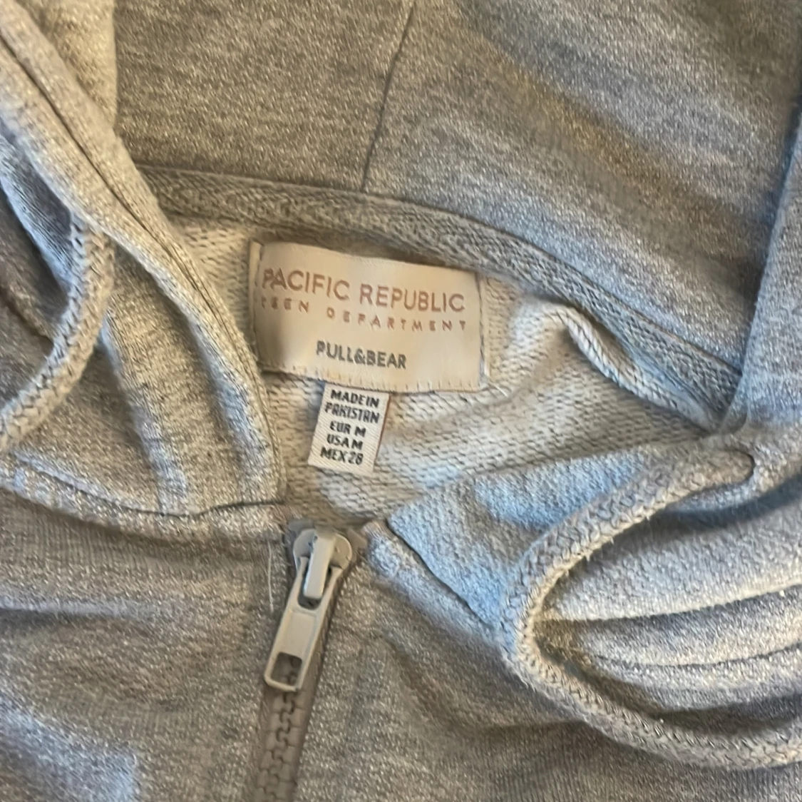 Grå hoodie från Pull&Bear med dragkedja - 1