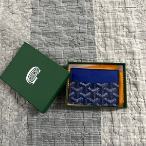  Plånbok/korthållare  -  Säljer nu min plånbok/korthållare har suttit i några veckor och aldrig använt den helt ny