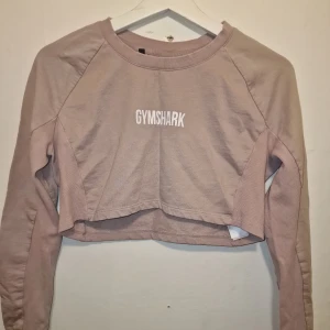 Rosa cropped top från Gymshark - Säljer en snygg rosa cropped top från Gymshark. Garderobsrensning så kika gärna på övriga auktioner.