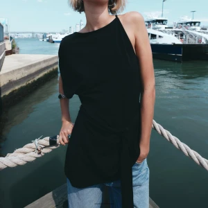 Söker toppen på bilden - Hejsan jag vill jättegärna ha denna topp från Zara som e slutsåld någon har den och vill sälja skriv gärna till mig 🥰❤️