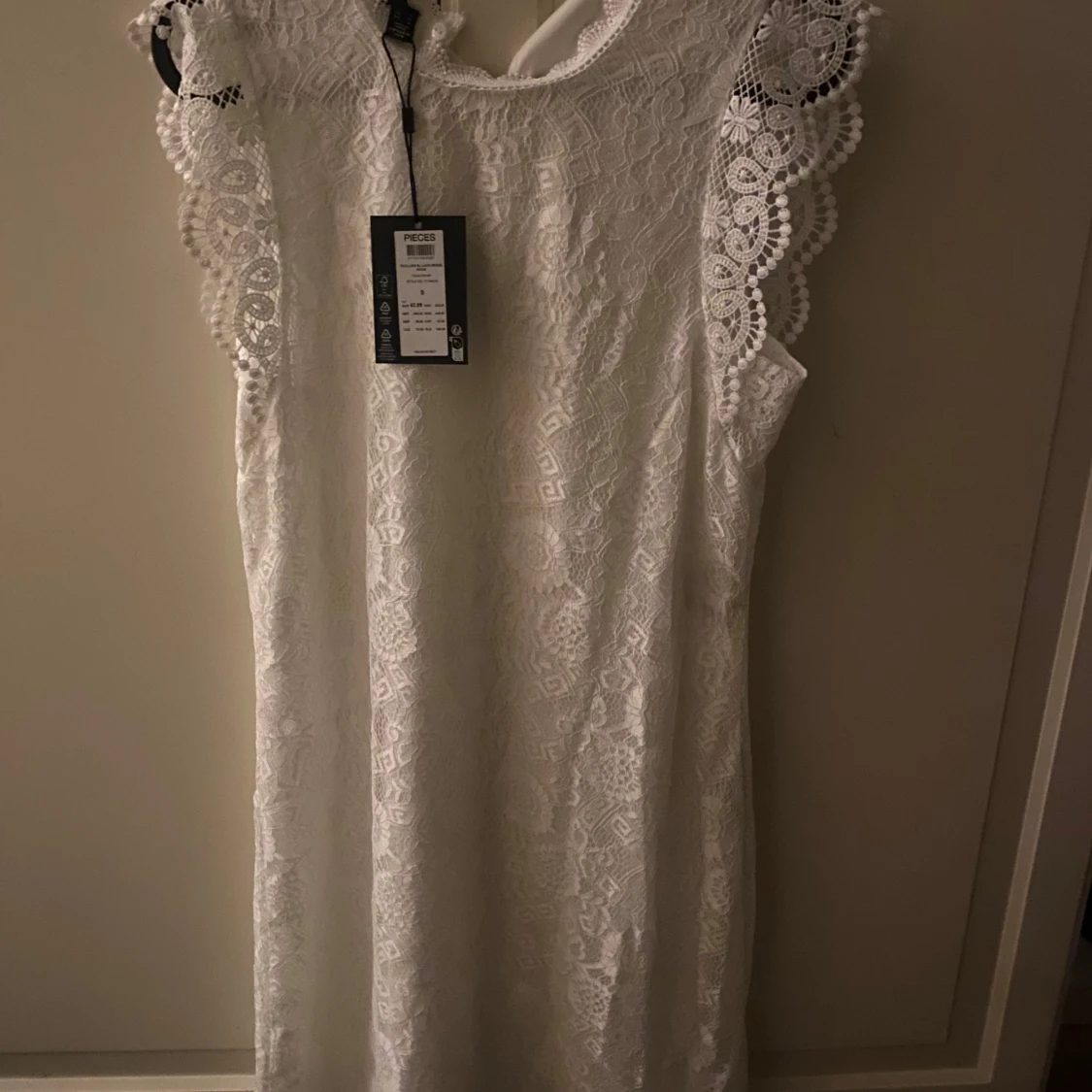 Vit spetsklänning - 2