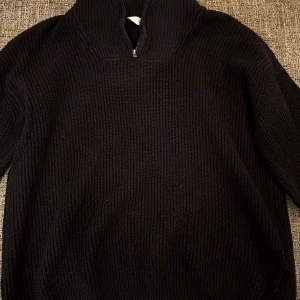 Svart stickad tröja från H&M - Säljer en stilren svart stickad tröja från H&M. Ny pris: 499kr. Passade inte mig, knappt använd.